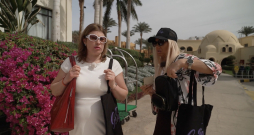 Televīzijas personība Magone Liedeskalna kopā ar draudzeni Ilvu.