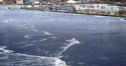 Skats uz Daugavu un Rīgas pasažieru ostu. Skats uz Daugavu un Rīgas pasažieru ostu.