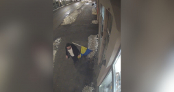 Meklētais vīrietis, kurš sabojāja Ukrainas karogu.