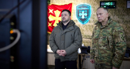 Volodimirs Zelenskis un Ukrainas armijas virspavēlnieks Oleksandrs Sirskis. Volodimirs Zelenskis un Ukrainas armijas virspavēlnieks Oleksandrs Sirskis.