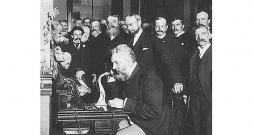 A. G. Bells pie telefona 1892. gadā.