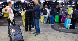 Tūristus, kas atgriežas no Apvienotajiem Arābu Emirātiem, lidostās sagaida ne tikai tuvinieki, bet arī mediji. Attēlā: Hanoveres lidostā Vācijā televīzijas žurnālists iztaujā ceļotāju, kas 7. martā atlidojis no Dubaijas.