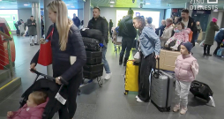 Pasažierus, kas ar repatriācijas reisiem no Apvienotajiem Arābu Emirātiem atgriezās Latvijā, Rīgas lidostā sagaidīja ne tikai tuvinieki, bet arī vairāki mediji. LTV aptaujātie pasažieri izteicās atzinīgi. "Viss bija labi. Ilgi, bet labi. Nejutos nedroši, bet tu nekad nezini, kā situācija var pasliktināties, un tāpēc mēs nolēmām, ka vajag braukt," teicis Aleksandrs. Pasažieris Jānis: "Viss bija labi un es nezinu, kas ir tie cilvēki, kas sūdzas. Tad jau viņi varēja palikt citur un sūdzēties. Viss bija labi organizēts. Mēs esam priecīgi, ka esam tikuši mājās." Pasažieris Mārtiņš stāstījis, kādas sajūtas bijušas Dubaijā: "Jā, bija dienas, kad bija sarežģītāk. Kaut kur bija kaut kādi ierobežojumi, bet visādi citādi tā ļoti pilsētā nevarēja izjust."