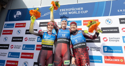 Kendija Aparjode (no labās) uz pjedestāla Pasaules kausa posma pamatsacensībās kāpa pēc četru gadu pārtraukuma, un tikai pēdējie distances metri izšķīra, ka posmā uzvar Merle Frēbele (vidū), bet sezonas summā labākā ir Jūlija Taubica.