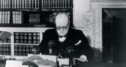 Vinstons Čērčils radiopārraidē paziņo par Otrā pasaules kara beigām 1945. gada 8. maijā.