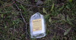 Tukša degvīna pudele.