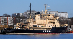 Ledlauzis "Varma" Rīgas brīvostā.