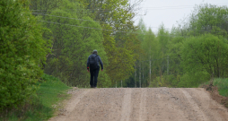 Vīrietis uz ceļa Zilupē.