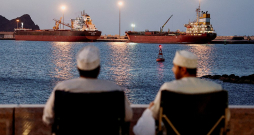 Kuģi Maskatas ostā Omānā. Pie Arābijas pussalas krastiem šobrīd karadarbības beigas gaida ap tūkstotis kuģu.