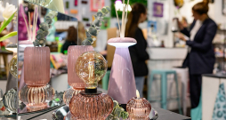 Caurspīdīgums, ēteriskas krāsas apgaismes ķermeņos.