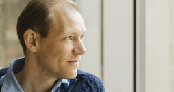 Īru un britu izcelsmes diriģents un pianists Džeimss Šerloks 2025./2026. gada sezonā debitē Dānijas Nacionālajā operā ("Traviata") un Norvēģijas Nacionālajā operā ("Lukrēcija"), pirmoreiz diriģē Tulūzas Nacionālo Kapitolijas orķestri un Orhūsas SO, kā arī atgriežas pie Latvijas Nacionālā simfoniskā orķestra, Odenses SO, Dānijas FO, Athelas Sinfonietta un Dānijas kamerorķestra.