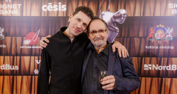 Balvas par mūža ieguldījumu saņēmējs, komponists Georgs Pelēcis (no labās) kopā ar pianistu Reini Zariņu.