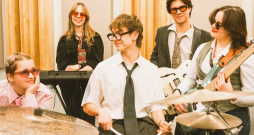 Kočāns Miķelis un muzikāli pavadošā grupa.