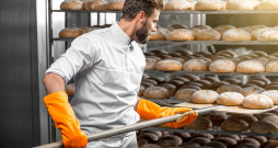 Pēc arodbiedrību savienības aprēķiniem, Latvijā darbinieks, kurš saņem vidējo darba samaksu, pēc virsstundu piemaksas samazināšanas uz pusi vidēji par katru virsstundu bruto saņemtu par 7,55 eiro mazāk.