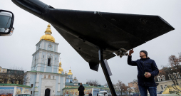 Kijivā izstādīts notriekts "Shahed" tipa Krievijas drons "Geran 2".