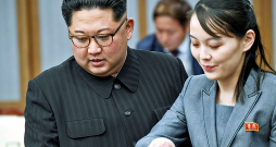 Ziemeļkorejas līderis Kims Čenuns ar māsu Kimu Jočunu.