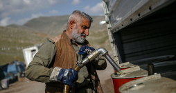 Tirgotājs pie Bašmahas robežšķērsošanas punkta 2026. gada 11. martā sūknē benzīnu no Irānas degvielas tankkuģiem tālākpārdošanai.