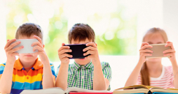 Bērni un viedtālruņi. Ilustratīvs attēls.