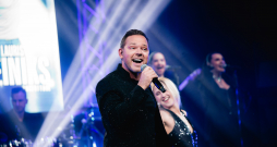 Atklāj koncertturneju "100% Lauris Reiniks".