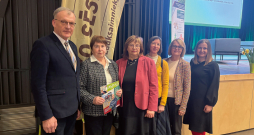 Kongresa starpbrīdī "Agro Tops" pulcēja selekcionārus, kas pērn reģistrēja jaunas augu šķirnes un ZS Kalna Smīdes 1 saimnieku Jāni Sietiņsonu (no kreisās). Viņš par ieguldījumu sēklaudzēšanas nozarē pērn saņēma Latvijas selekcijas nozares pamatlicēja Jāņa Lielmaņa balvu. Tālāk selekcionāres Vija Strazdiņa, Ilze Skrabule, Linda Legzdiņa, Māra Bleidere un Ilze Dimante.