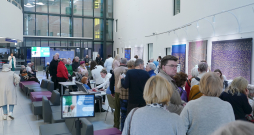 Cilvēki pulcējušies Paula Stradiņa Klīniskās universitātes slimnīcā pasākumam "Glaukomas diena".