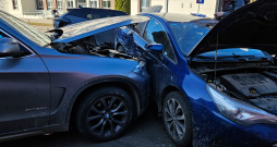 Aleksandra Čaka ielā pie krustojuma ar Pērnavas ielu, notikusi triju vieglo automašīnu sadursme.