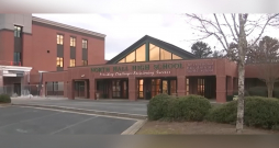 Skola, kurā strādāja Džeisons Hjūzs.