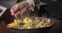 Ātrā zaļā pasta ar jūras veltēm.