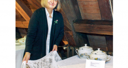 Sarma Rīderere pie sav lielā galdauta Mencendorfa nama izstādes "Terīnes" atklāšanā.