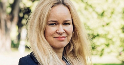 Latvijas Degvielas tirgotāju asociācijas valdes priekšsēdētāja Ieva Ligere: "Kara pirmajās dienās degvielas tirgotāji izmantoja savus krājumus un degvielas cena DUS nemainījās tikpat strauji kā degvielas cenas biržā. Kad krājumi beidzās, tad cenas pieaugums biržā sāka atspoguļoties arī DUS cenās."