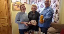 Saimniekojot piemājas saimniecībā "Padegas", Icaku ģimene – Sandra Icaka (vidū) ar vīru Arti un meitu Aelitu – daļu ražas, kas audzēta, izmantojot bioloģiskās audzēšanas metodes, pārvērš veselīgos un gardos produktos – šoziem tapuši krāsaini zefīri dažādu ziedu formā.