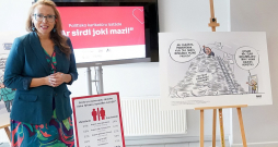 Pacientu organizācija "ParSirdi.lv" jau senāk dažādos veidos centusies pievērst amatpersonu uzmanību tam, lai taptu sirds veselības uzlabošanas plāns. Attēlā – "ParSirdi.lv" vadītāja Inese Mauriņa Gata Šļūkas politisko karikatūru izstādē "Ar sirdi joki mazi" atklāšanas pasākumā Vidzemes slimnīcā 2025. gada 10. oktobrī.