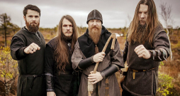 Kāda ir grupas "Skyforger" ilgdzīvošanas formula? "Bieza āda. Neieciklēties uz pārpratumiem vai nesaskaņām," teic Alvis Bernāns. Attēlā: (no kreisās) Alvis Bernāns (ģitāra), Jānis Osis (bungas), Pēteris Kvetkovskis (vokāls, ģitāra), Edgars Grabovskis (bass).