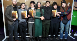 Grupa "Pidari" un "Radio SWH" ētera producente Ieva Zālamane (centrā) piedalās mūzikas ierakstu gada balvas "Zelta mikrofons" nominantu paziņošanas pasākumā.