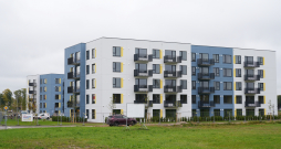 Jaunatklātās ar valsts atbalstu uzbūvētās zemas īres maksas daudzdzīvokļu dzīvojamās mājas Valmierā.