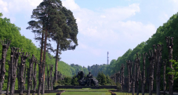 Piemineklis rakstniekam Vilim Lācim Rīgas 1. Meža kapos. 