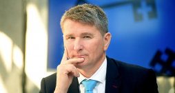 "Tā nav reforma, ja finansējums tiek pārdalīts starp pašvaldībām, bet valsts budžeta daļa finanšu izlīdzināšanā ir nemainīga gadiem," uzskata Rīgas domes priekšsēdētāja vietnieks Māris Sprindžuks ("AS"). "Rīgas metropole", kas apvieno Rīgu un turīgās Pierīgas pašvaldības, iebilst iecerētajām izmaiņām.