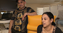 Trīnīšu vecāki Evija Mitrovska un Sanasars Sīmanis.