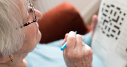 Cilvēkiem nepieciešami gan kognitīvās izziņas un domāšanas treniņi, gan arī fiziskas aktivitātes. Dažādi rokdarbi atjauno smalko motoriku, bet fiziskās aktivitātes – neironu saites. Krustvārdu mīklu risināšana arī ļoti noderīga.