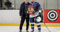Hokejists Elviss Želubovskis (no labās) pēc Latvijas hokeja čempionātu rezultativitātes rekorda labojuma saņēma apsveikumus no iepriekšējā rekorda īpašnieka Aigara Razgala.