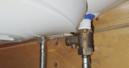 Ūdens sildītāja pievads ir viena no vietām, kur ūdens noplūdes notiek samērā bieži.