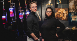 Mākslinieki Deniss Evins un Zoja Golubeva.