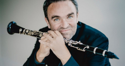 Jērgs Vidmanis ir viens no mūsu laika spožākajiem un daudzpusīgākajiem māksliniekiem, kurš ar vienlīdz lielu aizrautību virtuozi pārvalda klarnetes spēli, rada savu mūziku, stājas pie diriģenta pults.