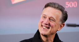 Mūziķis Normunds Rutulis piedalās grāmatas "500 Raimonda Paula dziesmu vārdi un akordi" atvēršanas svētkos Latvijas Nacionālajā bibliotēkā.