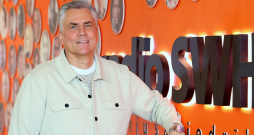 Jānis Šipkēvics
- radioraidījuma “Ar dziesmu par dzīvi” aizrautīgais vadītājs
un “Radio SWH” līdzīpašnieks un valdes priekšsēdētājs.