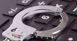 Organizēta personu grupa esot noslēgusi nelikumīgu slepenu vienošanos, lai iepriekš noteiktu, kurš uzvarēs publiskajos informācijas tehnoloģiju projektu iepirkumos.