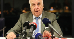 Etjēns Davinjons pēdējos gadu desmitos ieņēmis dažādus augstus amatus privātajā sektorā. Attēlā viņš redzams, 2018. gadā esot Beļģijas nacionālās lidsabiedrības "Brussels Airlines" direktoru padomes priekšsēdētāja amatā.