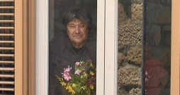 Jānis Lūsēns pie mājas virtuves loga.