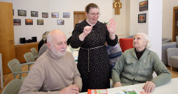 Rehabilitētājai Lienei Lizdikai netrūkst izdomas daudzveidīgiem prāta un roku vingrinājumiem, viņas sirsnību novērtējuši dienas centra klienti Ivars un Elvīra.