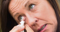 Vējainā dienā acīs var iekļūt smiltis un dažādi gruži.